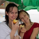 Девчонки. Солнечное затмение 22.07.09. Фото: Олег Новиков (www.olegnovikov.com) Девчонки. Солнечное затмение 22.07.09. Фото: Олег Новиков (www.olegnovikov.com)